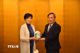 Chủ tịch Ủy ban Nhân dân thành phố Hà Nội Vũ Đại Thắng tặng quà lưu niệm cho Thống đốc Tokyo, bà Koike Yuriko. (Ảnh: Nguyễn Tuyến/TTXVN)