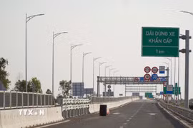 Dự án thành phần cao tốc Hậu Giang-Cà Mau đoạn thuộc tỉnh Cà Mau. (Ảnh: Tuấn Phi/TTXVN)