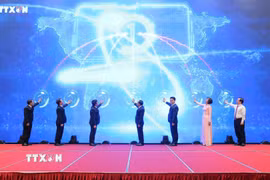 Các đại biểu thực hiện Nghi thức khai trương chuyên trang thông tin "Chuyển động số" của TTXVN. (Ảnh: Minh Quyết/TTXVN)