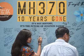 Người dân tưởng niệm các nạn nhân trên chuyến bay MH370 của Hãng hàng không quốc gia Malaysia Airlines, tại Subang Jaya, Malaysia, ngày 3/3/2024. (Nguồn: AFP/TTXVN)