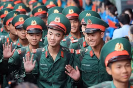 Người dân Hà Nội chào đón các chiến sỹ tham gia diễu binh, diễu hành
