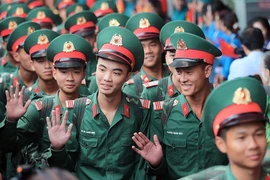 Người dân Hà Nội chào đón các chiến sỹ tham gia diễu binh, diễu hành