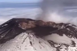 Núi lửa Klyuchevskoy ở bán đảo Kamchatka vùng Viễn Đông đã phun trào sau trận động đất có độ lớn 8,8 ở ngoài khơi bán đảo này. (Nguồn: Firstpost)