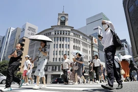 Người dân di chuyển dưới trời nắng nóng tại Tokyo, Nhật Bản. (Ảnh: Kyodo/TTXVN)