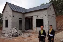 Niềm vui của gia đình chị Đặng Thị Hà, dân tộc Dao ở xã Ngọc Mỹ, huyện Võ Nhai, tỉnh Thái Nguyên khi có nhà mới nhờ hỗ trợ kinh phí từ chính quyền, cộng đồng. (Ảnh: Trần Việt/TTXVN)
