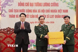 Chủ tịch nước Lương Cường tặng quà, chúc Tết cán bộ, chiến sỹ lực lượng vũ trang Quân khu 2. (Ảnh: Lâm Khánh/TTXVN)