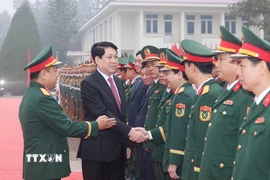 Chủ tịch nước Lương Cường với cán bộ chỉ huy Sư đoàn 316, Quân khu 2. (Ảnh: Lâm Khánh/TTXVN)