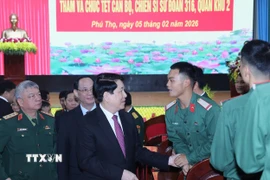 Chủ tịch nước Lương Cường với chiến sỹ Sư đoàn 316, Quân khu 2. (Ảnh: Lâm Khánh/TTXVN)