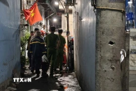 Lực lượng chức năng có mặt tại hiện trường. (Ảnh: TTXVN phát)