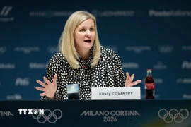 Chủ tịch IOC Kirsty Coventry phát biểu tại cuộc họp báo ở Milan, Italy, ngày 4/2/2026. (Nguồn: THX/TTXVN)