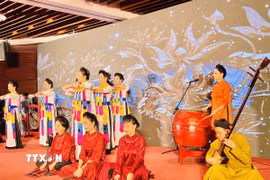 Phần trình diễn của các thí sinh tại Liên hoan ca trù Hà Nội lần thứ Tư. (Ảnh: Tuyết Mai/TTXVN)