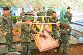 Các chiến sỹ di dời, cất bốc các phần mộ liệt sỹ chưa xác định được thông tin, nhằm phục vụ công tác giám định ADN tại Nghĩa trang Liệt sỹ Độc Lập. (Ảnh: Phan Quân/TTXVN)