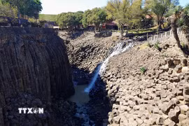 Huasca de Ocampo, địa điểm đạt danh hiệu “Thị trấn kỳ diệu - Pueblo Mágico” đầu tiên của Mexico, cũng là nơi thiên nhiên lưu giữ Prismas Basálticos - một trong những kỳ quan địa chất độc đáo nhất khu vực Mỹ Latinh. Được hình thành từ dung nham núi lửa cách đây hàng triệu năm, những cột đá bazan thẳng đứng, đều đặn, kết hợp cùng dòng nước đổ xuống từ đập San Antonio Regla, tạo nên cảnh quan vừa hùng vĩ vừa trầm mặc, thu hút đông đảo du khách và giới nghiên cứu khoa học. (Ảnh: Phi Hùng/TTXVN)