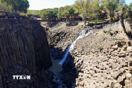 Huasca de Ocampo, địa điểm đạt danh hiệu “Thị trấn kỳ diệu - Pueblo Mágico” đầu tiên của Mexico, cũng là nơi thiên nhiên lưu giữ Prismas Basálticos - một trong những kỳ quan địa chất độc đáo nhất khu vực Mỹ Latinh. Được hình thành từ dung nham núi lửa cách đây hàng triệu năm, những cột đá bazan thẳng đứng, đều đặn, kết hợp cùng dòng nước đổ xuống từ đập San Antonio Regla, tạo nên cảnh quan vừa hùng vĩ vừa trầm mặc, thu hút đông đảo du khách và giới nghiên cứu khoa học. (Ảnh: Phi Hùng/TTXVN)