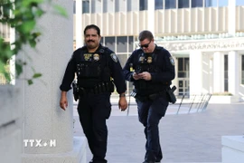 Cảnh sát thuộc Bộ An ninh Nội địa Mỹ làm nhiệm vụ tại Los Angeles, bang California ngày 15/12/2025. (Nguồn: THX/TTXVN)