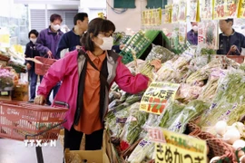 Người dân mua thực phẩm tại siêu thị ở Tokyo, Nhật Bản. (Nguồn: Kyodo/TTXVN)