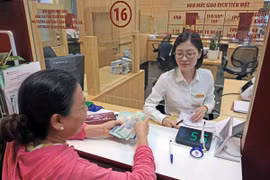 Từ 25/2 đến 25/3, có 24 ngân hàng thương mại trong nước điều chỉnh giảm lãi suất. (Ảnh: TTXVN phát)