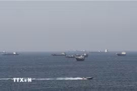 Tàu thuyền di chuyển trên eo biển Hormuz, ngoài khơi tỉnh Musandam, Oman, ngày 18/4/2026. (Ảnh: REUTERS/TTXVN)