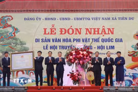 Các đồng chí lãnh đạo tỉnh Bắc Ninh trao Chứng nhận Di sản Văn hóa Phi Vật thể Quốc gia lễ hội truyền thống - Lễ hội Lim cho lãnh đạo 2 xã Liên Bão và Tiên Du. (Ảnh: Thanh Thương/TTXVN)