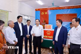 Chủ tịch Quốc hội Trần Thanh Mẫn giám sát, kiểm tra công tác bầu cử tại Khu vực bỏ phiếu số 31, xã Hưng Nguyên, tỉnh Nghệ An. (Ảnh: Doãn Tấn/TTXVN)