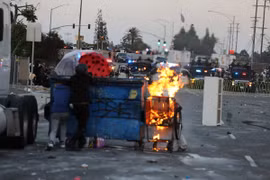 Người biểu tình đụng độ với các nhân viên liên bang tại thành phố Los Angeles, bang California, Mỹ ngày 7/6/2025. (Ảnh: THX/TTXVN)