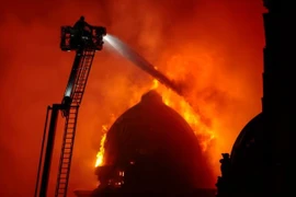 Lực lượng cứu hỏa đang dập tắt một đám cháy gần Ga Trung tâm ở Glasgow, Scotland. (Nguồn: Getty Images)