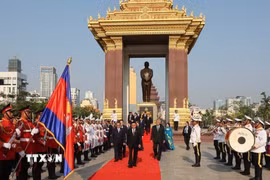 Đồng chí Trần Cẩm Tú, Ủy viên Bộ Chính trị, Thường trực Ban Bí thư cùng Đoàn đại biểu cấp cao Việt Nam tới đặt hoa tại Đài tưởng niệm cố Quốc vương Sihanouk. (Ảnh: Phương Hoa/TTXVN)