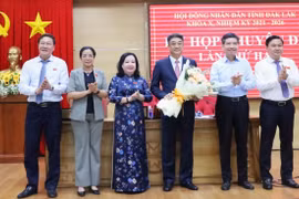 Các vị lãnh đạo tỉnh tặng hoa chúc mừng ông Từ Thái Giang, tân Phó Chủ tịch Hội đồng Nhân dân tỉnh Đắk Lắk khóa X, nhiệm kỳ 2021-2026. (Nguồn: Cổng thông tin điện tử tỉnh Đắk Lắk)