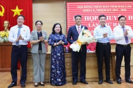 Các vị lãnh đạo tỉnh tặng hoa chúc mừng ông Từ Thái Giang, tân Phó Chủ tịch Hội đồng Nhân dân tỉnh Đắk Lắk khóa X, nhiệm kỳ 2021-2026. (Nguồn: Cổng thông tin điện tử tỉnh Đắk Lắk)