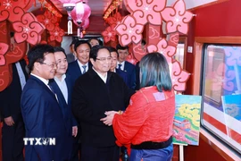 Thủ tướng Phạm Minh Chính kiểm tra chất lượng phục vụ hành khách trên tuyến đường sắt du lịch cao cấp. (Ảnh: Dương Giang/TTXVN)