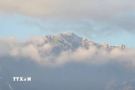 Băng tuyết phủ trắng đỉnh núi tạo nên phong cảnh kỳ thú. (Nguồn: TTXVN phát)