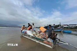 Các đoàn thiện nguyện dùng xuồng máy đi từ bến đò Phú Lạc để vào thôn Phước Giang. (Ảnh: Phạm Kha/TTXVN)