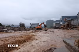 Quốc lộ 32 khu vực đội 11 (nay là Bản Chít) tan hoang do lũ dữ càn quét. (Ảnh: Quý Trung/TTXVN)