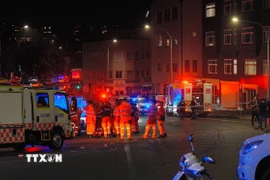 Lực lượng ứng phó khẩn cấp bang New South Wales làm nhiệm vụ tại hiện trường vụ xả súng ở thành phố Sydney, Australia ngày 14/12/2025. (Nguồn: Anadolu Agency/TTXVN)