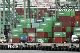 Quang cảnh cảng hàng hóa tại Los Angeles, Mỹ. (Ảnh: THX/TTXVN)