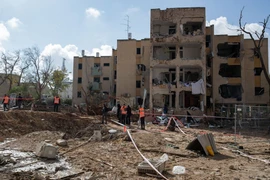 Tòa nhà bị hư hại do trúng tên lửa tại Arad, Israel ngày 22/3/2026. (Nguồn: THX/TTXVN)