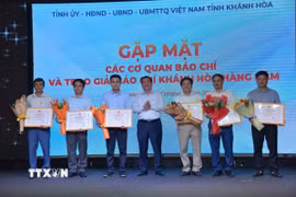 Lãnh đạo Ủy ban Nhân dân tỉnh trao giải cho các cơ quan báo chí. (Ảnh Đặng Tuấn/TTXVN)