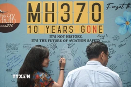Người dân tưởng niệm các nạn nhân trên chuyến bay MH370 của Hãng hàng không quốc gia Malaysia Airlines, tại Subang Jaya, Malaysia, ngày 3/3/2024. (Nguồn: AFP/TTXVN)