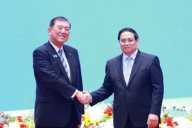 Thủ tướng Phạm Minh Chính và Thủ tướng Nhật Bản Ishiba Shigeru tại Diễn đàn doanh nghiệp Việt Nam-Nhật Bản. (Ảnh: Dương Giang/TTXVN)