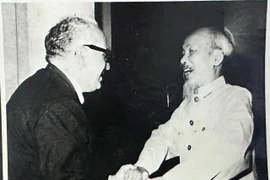 Ủy viên Bộ Chính trị Đảng Cộng sản Venezuela (PCV) Eduardo Gallegos trong một lần gặp Chủ tịch Hồ Chí Minh tại Thủ đô Hà Nội, tháng 9/1964. (Ảnh: Gia đình nhân vật cung cấp/TTXVN phát)