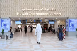 Hành khách làm thủ tục tại nhà ga số 1 sân bay quốc tế Kuwait ở tỉnh Farwaniya, ngày 1/6/2026. (Ảnh: THX/TTXVN)