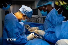 Nhân viên y tế điều trị cho bệnh nhân tại bệnh viện ở Accra, Ghana. (Nguồn: THX/TTXVN)