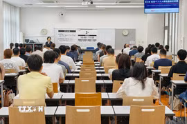 Các thí sinh đang tập trung nghe quy chế thi. (Ảnh: Nguyễn Tuyến/TTXVN)