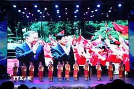 Tiết mục văn nghệ ca ngợi mối quan hệ đặc biệt Việt Nam-Lào. (Nguồn: TTXVN phát)