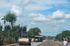 Thi công lu nền Tỉnh lộ 328 để chuẩn bị thảm nhựa. (Ảnh: Hoàng Nhị/TTXVN)