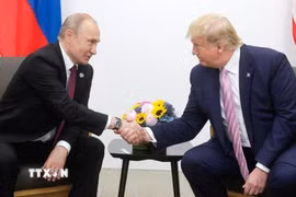 Tổng thống Nga Vladimir Putin (trái) và Tổng thống Mỹ Donald Trump tại cuộc gặp ở Osaka, Nhật Bản ngày 28/6/2019. (Ảnh: Getty Images/TTXVN)
