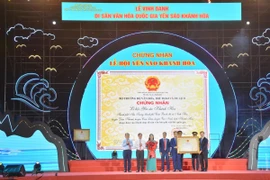 Trao chứng nhận Lễ hội Yến sào Khánh Hòa vào danh mục Di sản Văn hóa Phi Vật thể Quốc gia. (Ảnh: Đặng Tuấn/TTXVN)