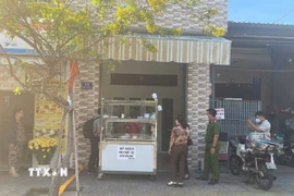 Đoàn kiểm tra của phường Vũng Tàu kiểm tra tiệm bánh mỳ mà 6 người có dấu hiệu ngộ độc sau khi ăn bánh mỳ tại tiệm. (Ảnh: Hoàng Nhị/TTXVN)