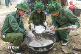 Những nồi cơm được các học sinh nấu bằng bếp Hoàng Cầm. (Ảnh: Xuân Tư/TTXVN)