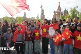 Kiều bào Việt Nam tại Liên bang Nga tập trung chào đón đoàn Quân đội Nhân dân Việt Nam trên Quảng trường Đỏ. (Ảnh: Tâm Hằng/TTXVN)